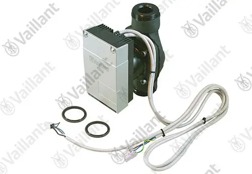 Vaillant Pumpe mit integriertem Gehäuse und elektrischen Anschlüssen, umgeben von Dichtungsringen und Kabeln zur Installation im Solekreis.